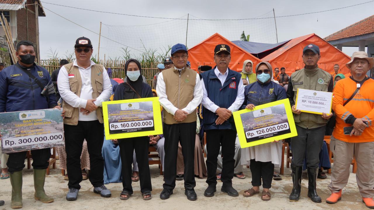 Gambar Menag Salurkan Bantuan Rp596 Juta untuk Madrasah, Guru, dan Siswa Terdampak Longsor Cisarua