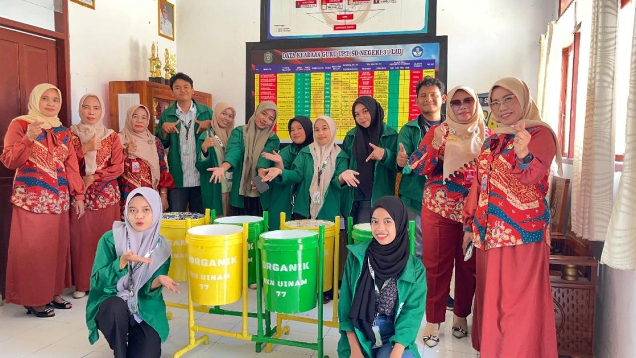 Gambar Mahasiswa KKN UIN Alauddin Makassar Ajarkan Siswa SDN 31 Lau Cara Buang Sampah yang Benar