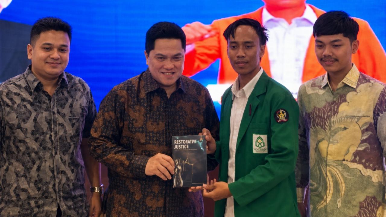 Gambar Presma UIN Alauddin Serahkan Buku Gagasan Hukum kepada Erick Thohir di Munas BEM SI Kerakyatan