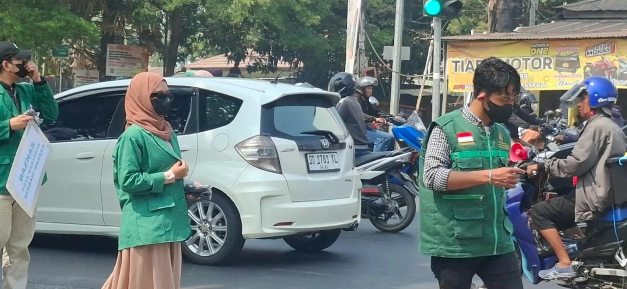 Gambar Mahasiswa UIN Alauddin Turun ke Jalan, Bagikan Masker Gratis Bersama BAZNAS Makassar