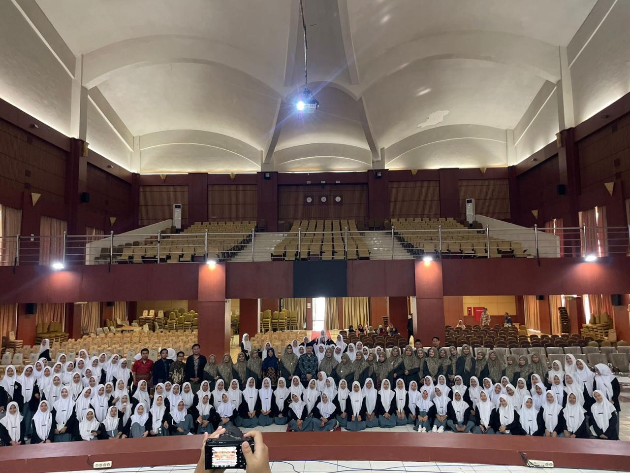 Gambar Santriwati MA As’adiyah Putri Sengkang Kunjungi UIN Alauddin