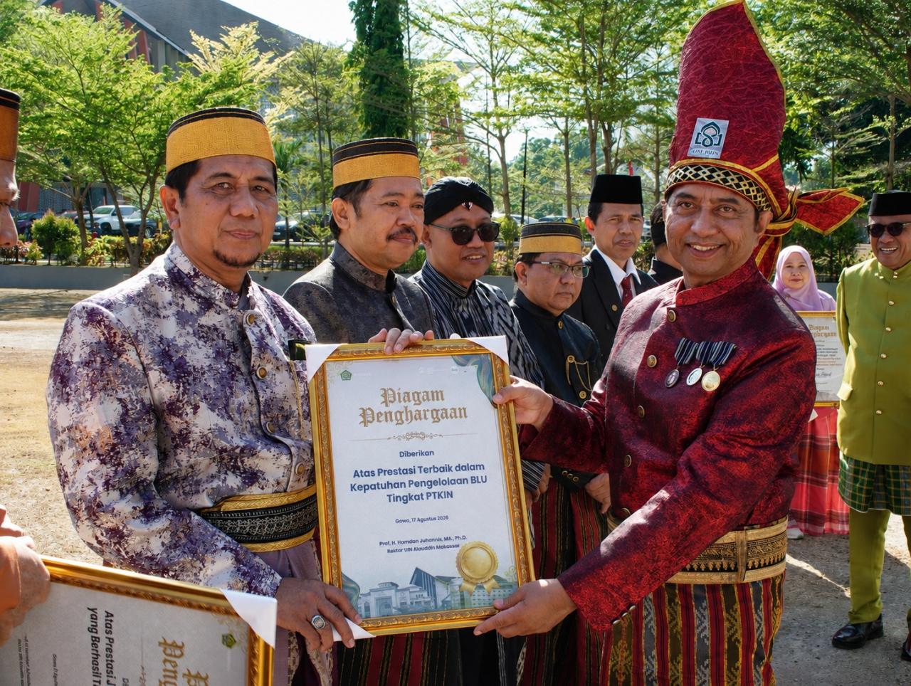 Gambar Warek II UIN Alauddin Raih Penghargaan Kepatuhan Pengelolaan BLU Terbaik Tingkat PTKIN