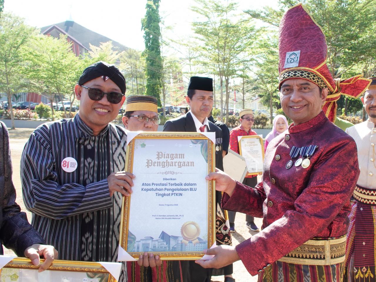 Gambar Rektor UIN Alauddin Beri Penghargaan Prestasi, Hak Paten, dan Purnabakti di HUT RI ke-81