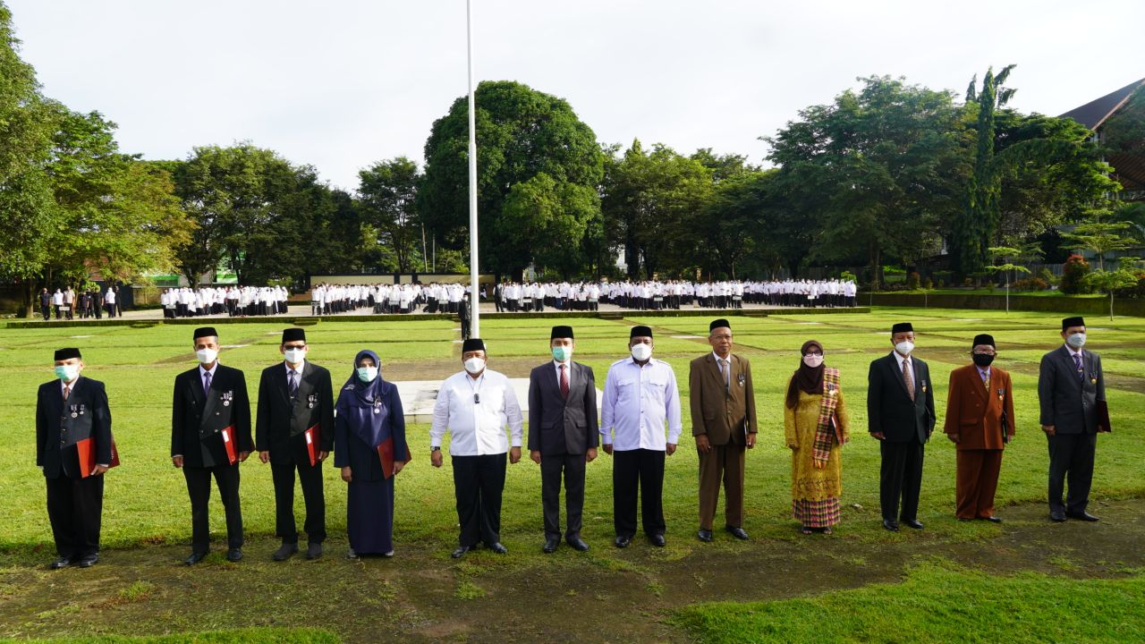 Gambar 10 Pejabat UIN Alauddin Terima Penganugerahan Satyalancana Karya Satya dari Pemerintah Pusat