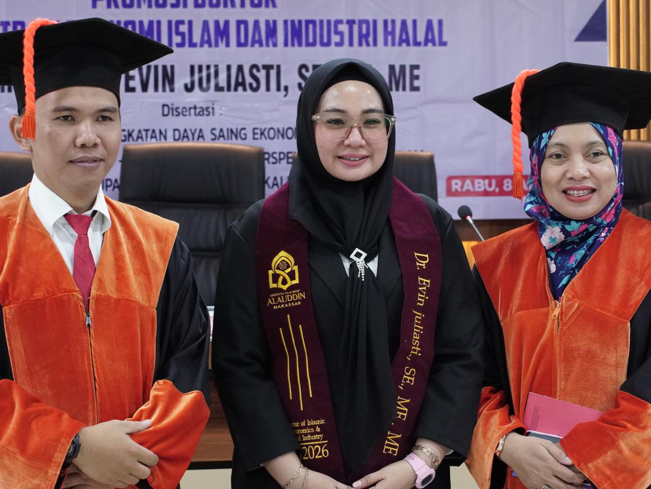 Gambar Evin Juliasti Raih Doktor Ekonomi Islam, Angkat Daya Saing Ekonomi Perbatasan