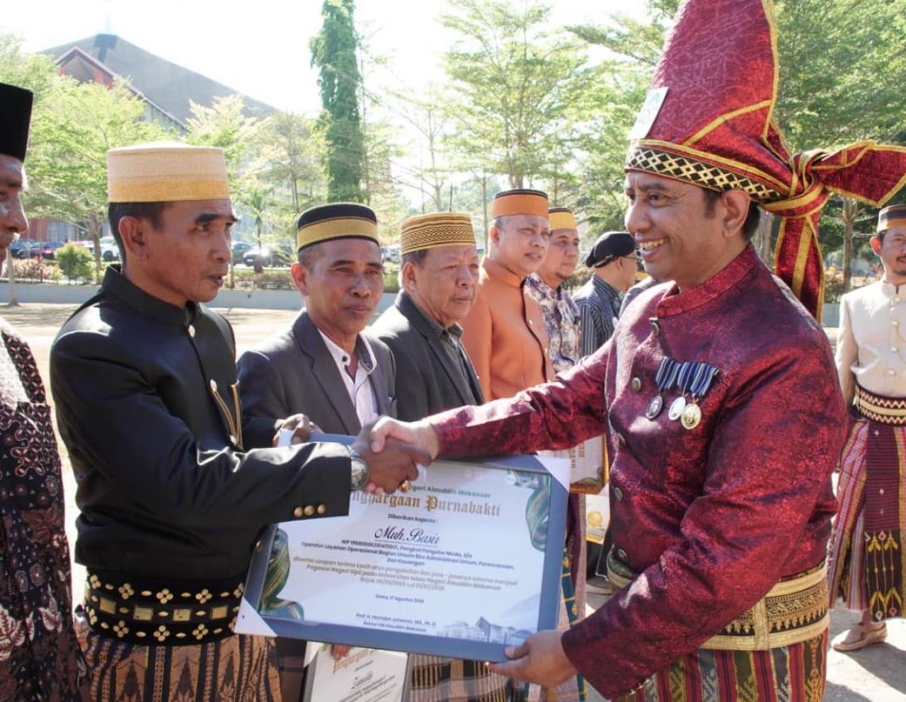 Gambar Rektor UIN Alauddin Beri Penghargaan Prestasi, Hak Paten, dan Purnabakti di HUT RI ke-81