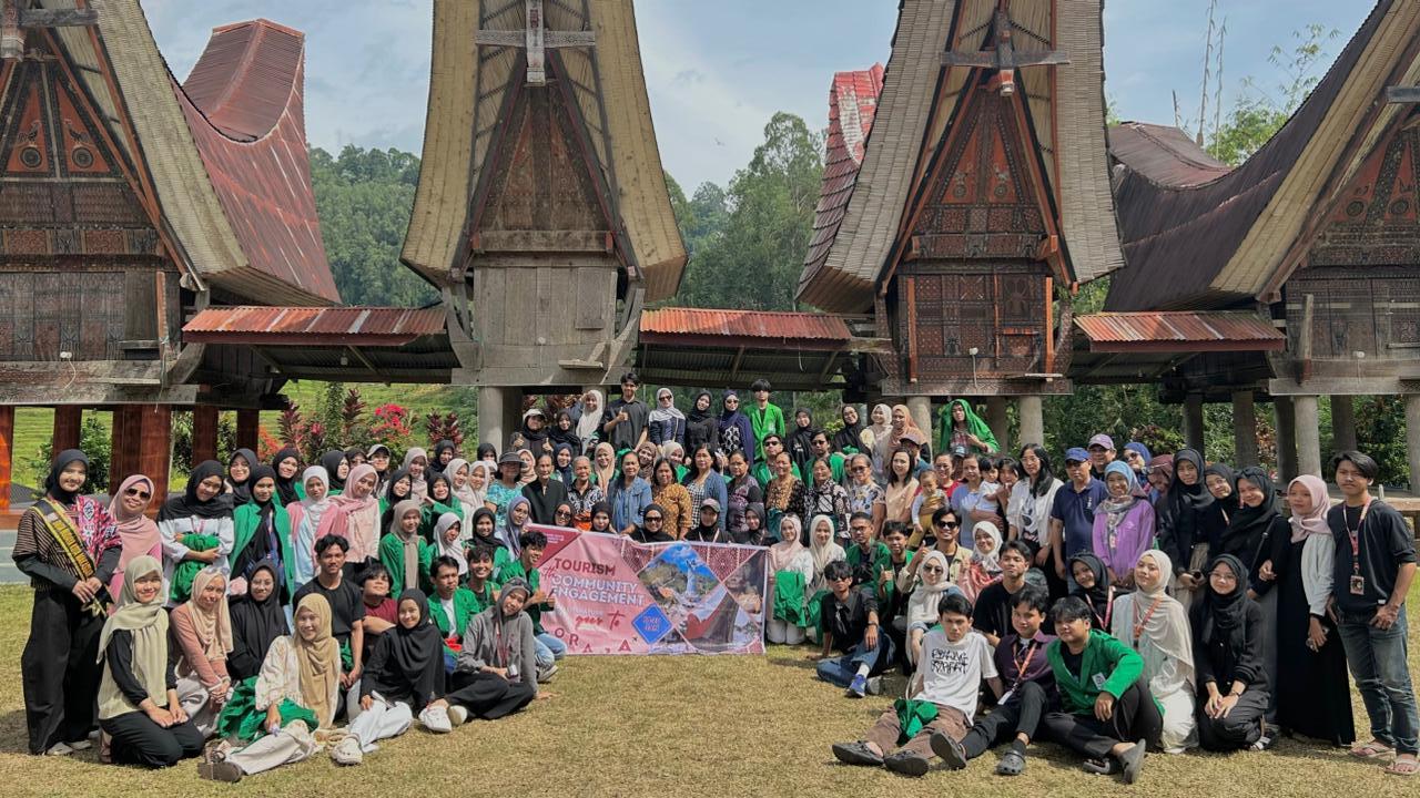 Gambar Mahasiswa BSI UIN Alauddin Eksplor Budaya Toraja lewat Studi Tour English for Tourism
