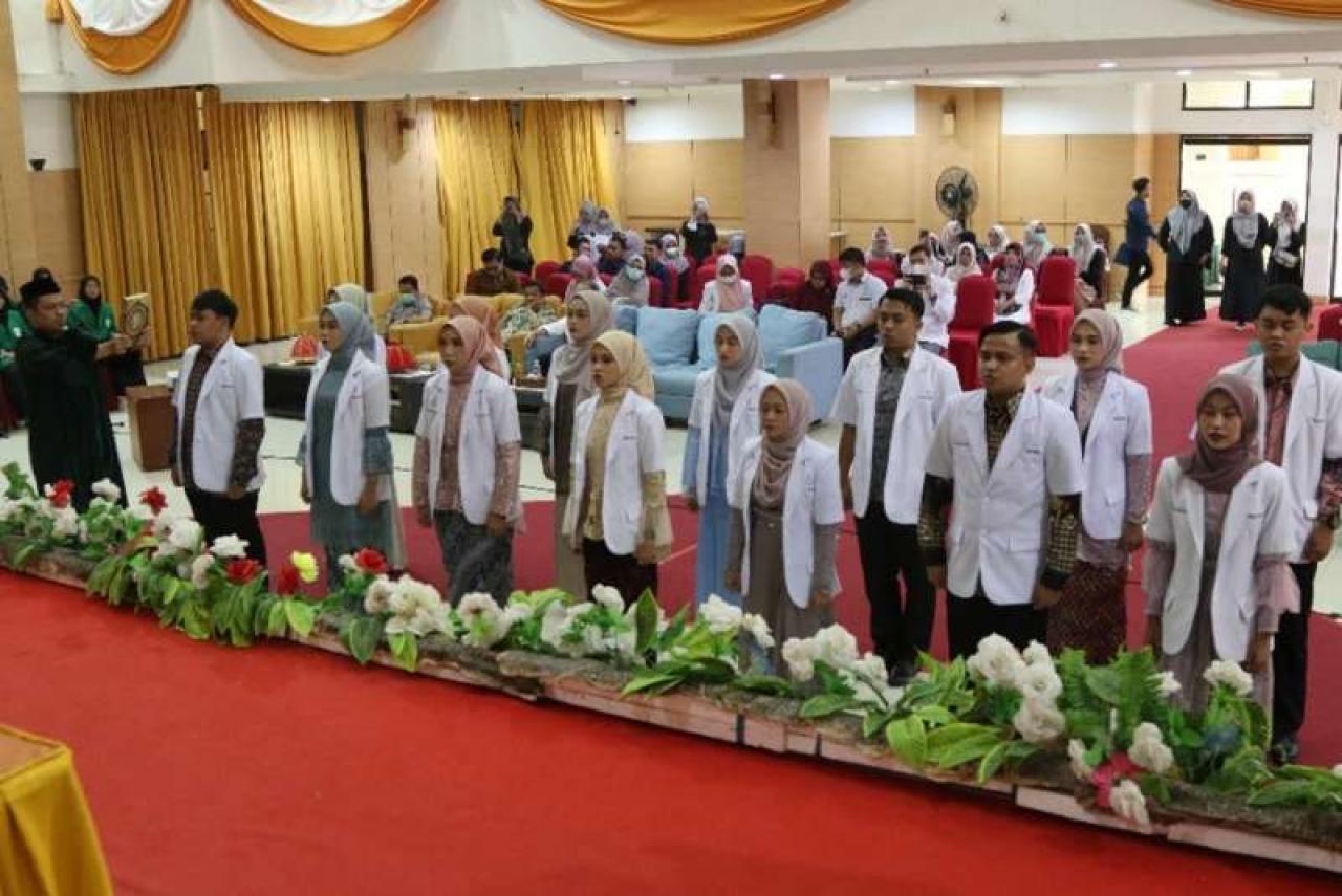 Gambar 15 Lulusan Ikuti Sumpah Dokter MPPD Angkatan III UIN Alauddin