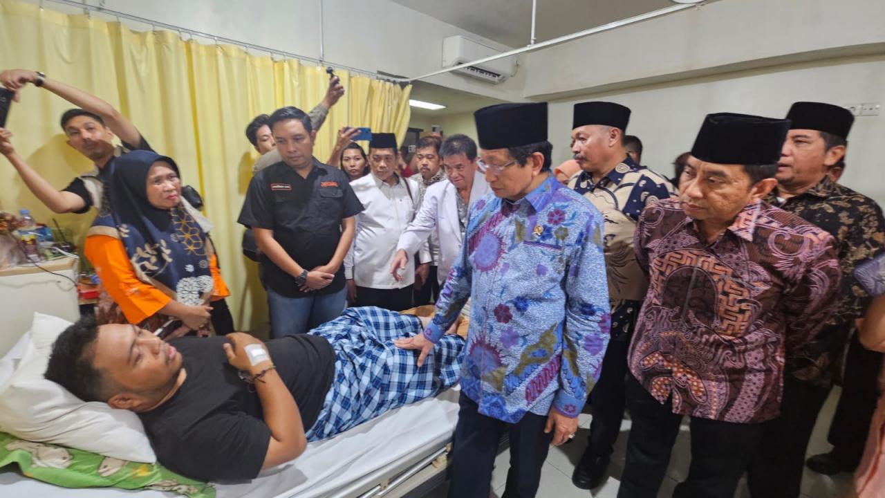 Gambar UIN Alauddin Dampingi Menag Jenguk Korban Insiden Kebakaran Gedung DPRD di RS Grestelina