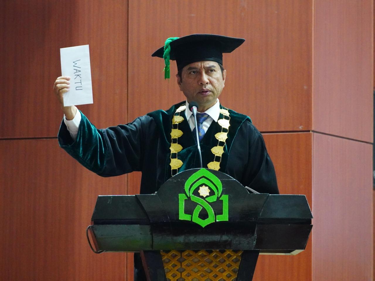 Gambar Pesan Rektor di Wisuda Angkatan 122: Filosofi Tiga Amplop dan Prioritas Waktu