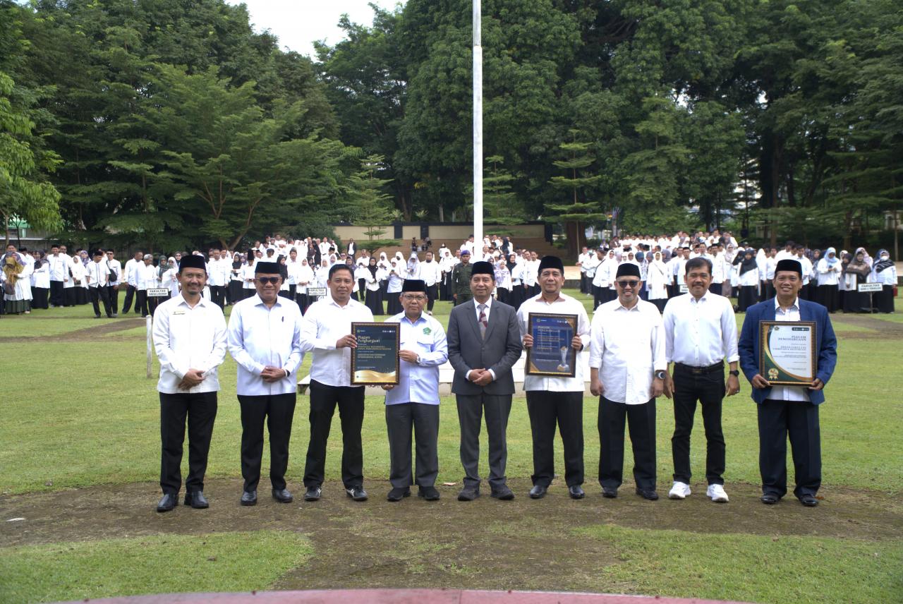 Gambar Peringati HAB ke-80, Rektor UIN Alauddin Sampaikan Pesan Menteri dan Serahkan Penghargaan Prestasi