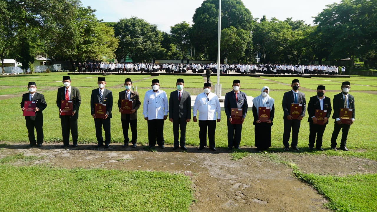Gambar 158 Pegawai UIN Alauddin Terima Tanda Kehormatan Satyalancana Karya
