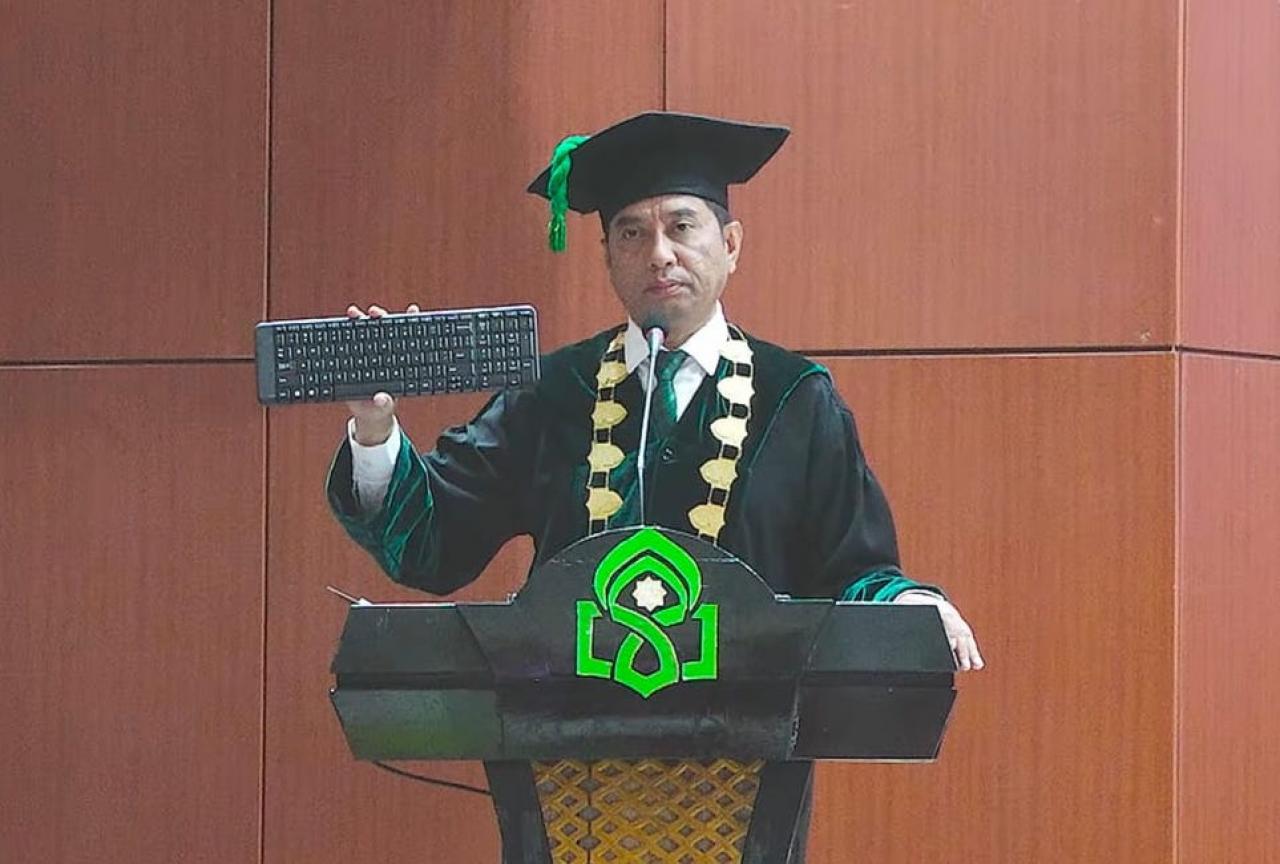 Gambar Empat Tombol Keyboard, Empat Pesan Hamdan untuk 750 Sarjana UIN Alauddin