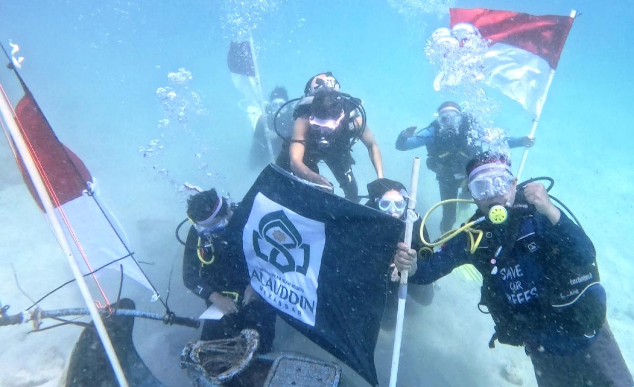 Gambar Dari Bawah Laut Samalona, Rektor UIN Alauddin Kibarkan Merah Putih Sambut HUT ke-81 RI