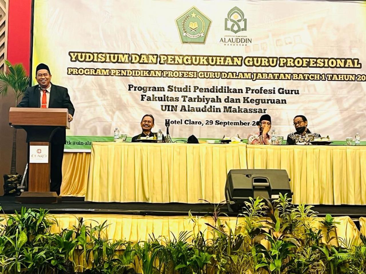 Gambar 221 Alumni PPG Dikukuhkan Rektor, Dekan FTK UIN Alauddin Sampaikan Empat Pesan untuk Guru Profesiona