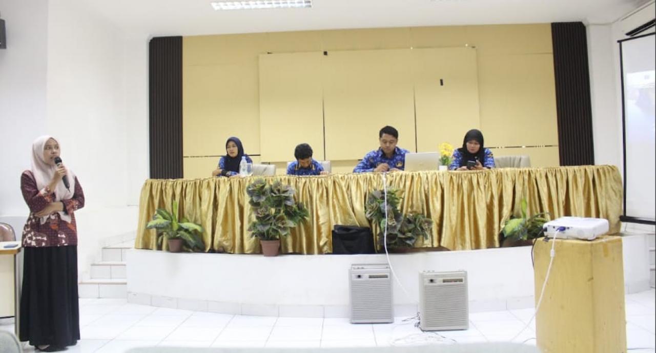 Gambar 27 Kelompok Mahasiswa Prodi Ilmu Perpustakaan Presentasi Laporan PKL