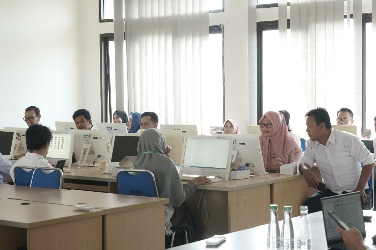 Gambar 3.334 Calon Mahasiswa Jalani Ujian SSE SMM UIN Alauddin Makassar