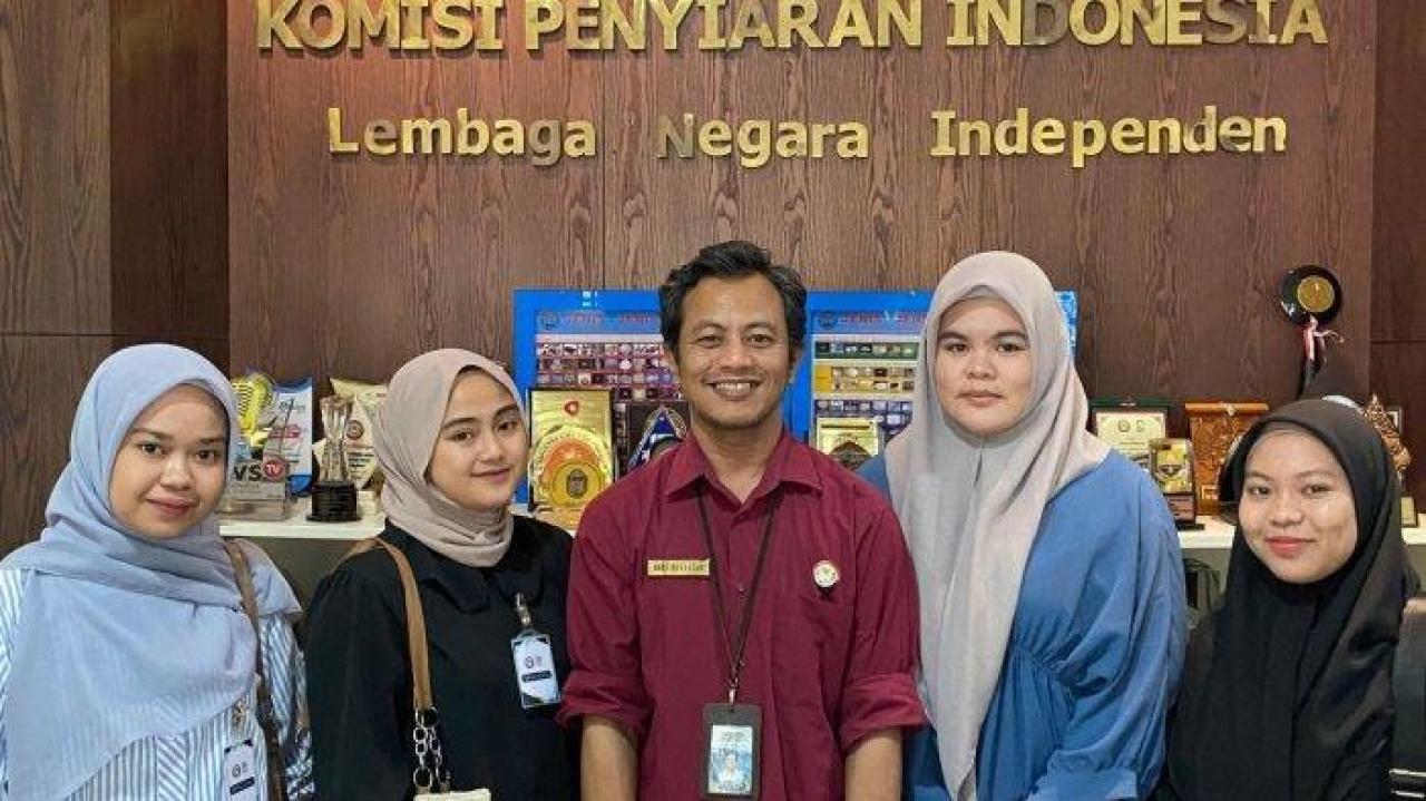 Gambar 4 Mahasiswi Jurnalistik PPL di KPI Pusat Jakarta