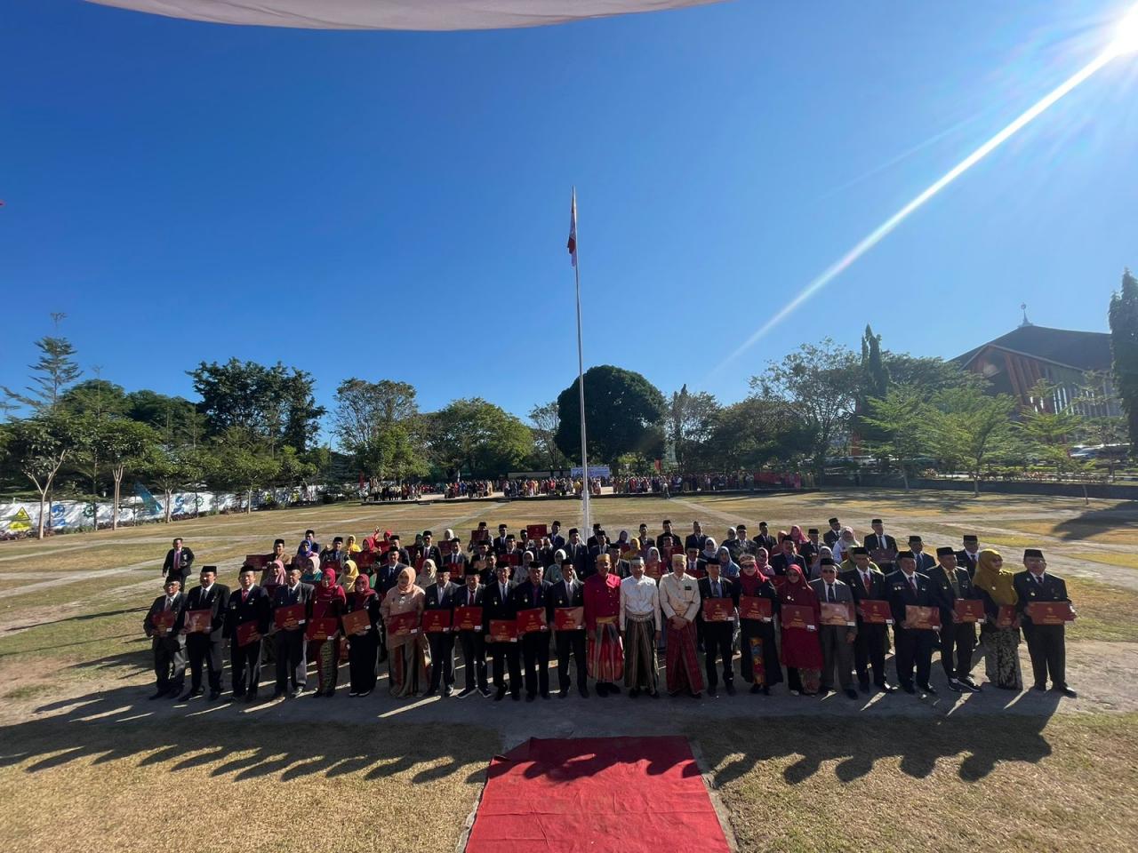 Gambar 92 ASN UIN Alauddin Makassar Diganjar Satya Lencana Karya Satya pada HUT RI Ke-79