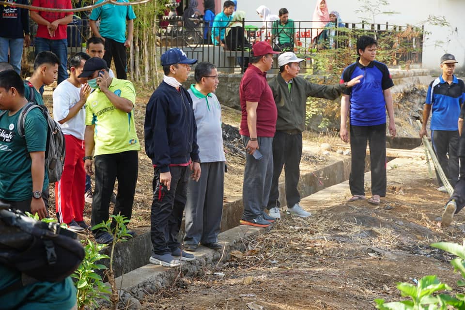 Gambar Rektor UIN Alauddin Pimpin Langsung Kerja Bakti Massal