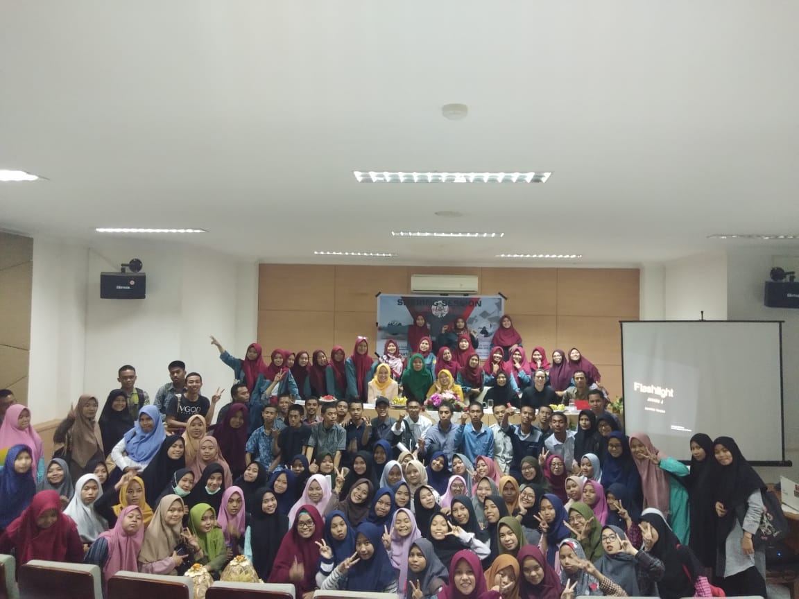 Gambar Volunteer dari Australia Mengisi Sharing Session di UIN Alauddin