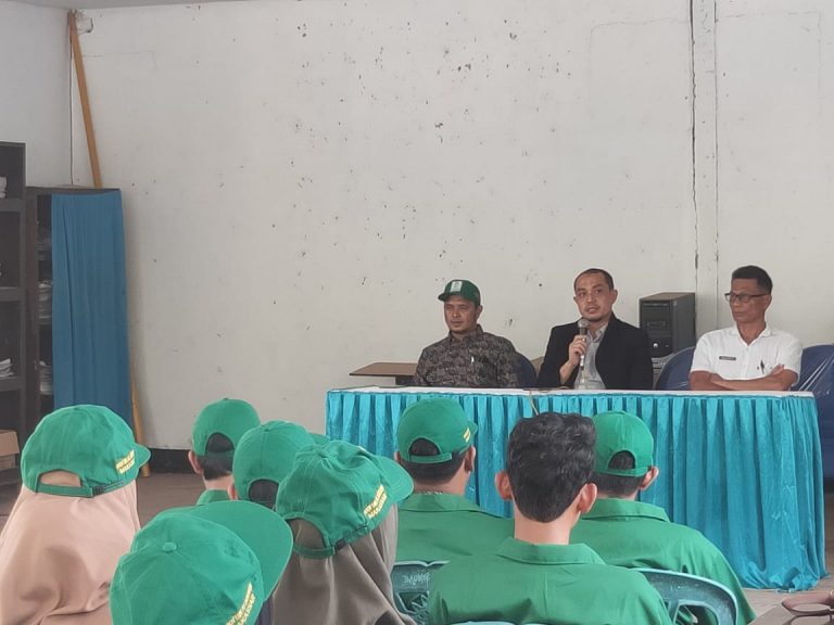 Gambar Disambut Sekretaris Camat, Mahasiswa KKN UIN Alauddin Tiba di Lamuru