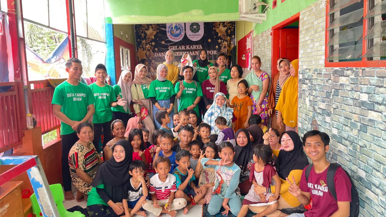 Gambar Aksi Duta Kampus UIN Alauddin, Salurkan Bantuan Korban Banjir di Antang