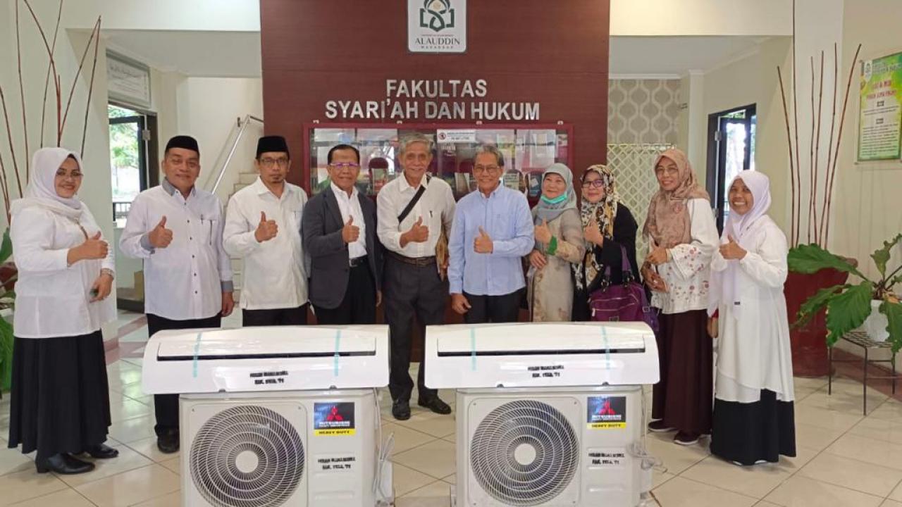 Gambar Angkatan 1976 FSH UIN Alauddin Makassar Sumbang Fasilitas AC dan Kiblat Tracker