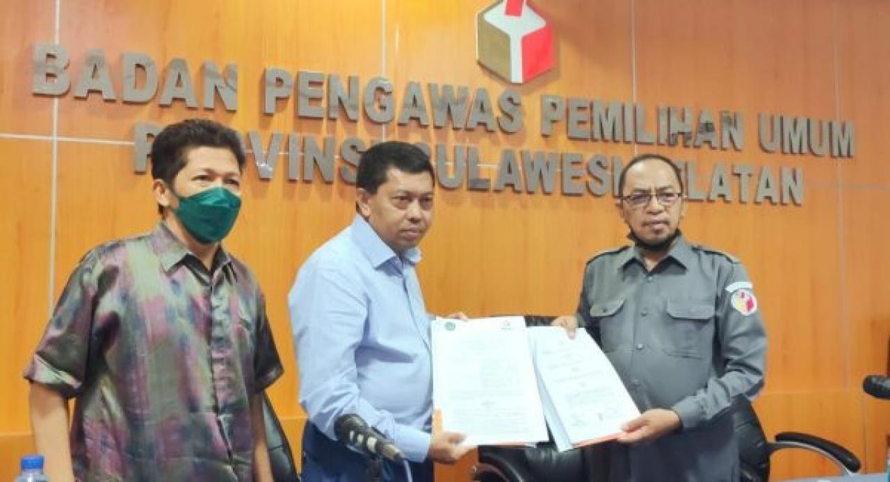 Gambar Bawaslu dan Prodi PMI UIN Alauddin Tanda Tangan Kerjasama