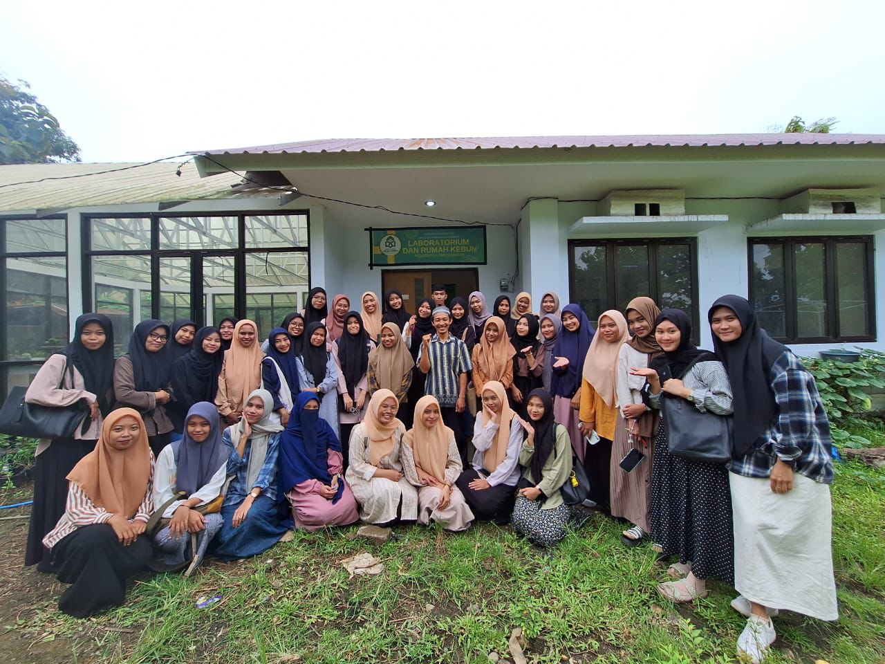 Gambar Belajar Budidaya Jamur Tiram di Rumah Kebun Pendidikan Biologi UIN Alauddin