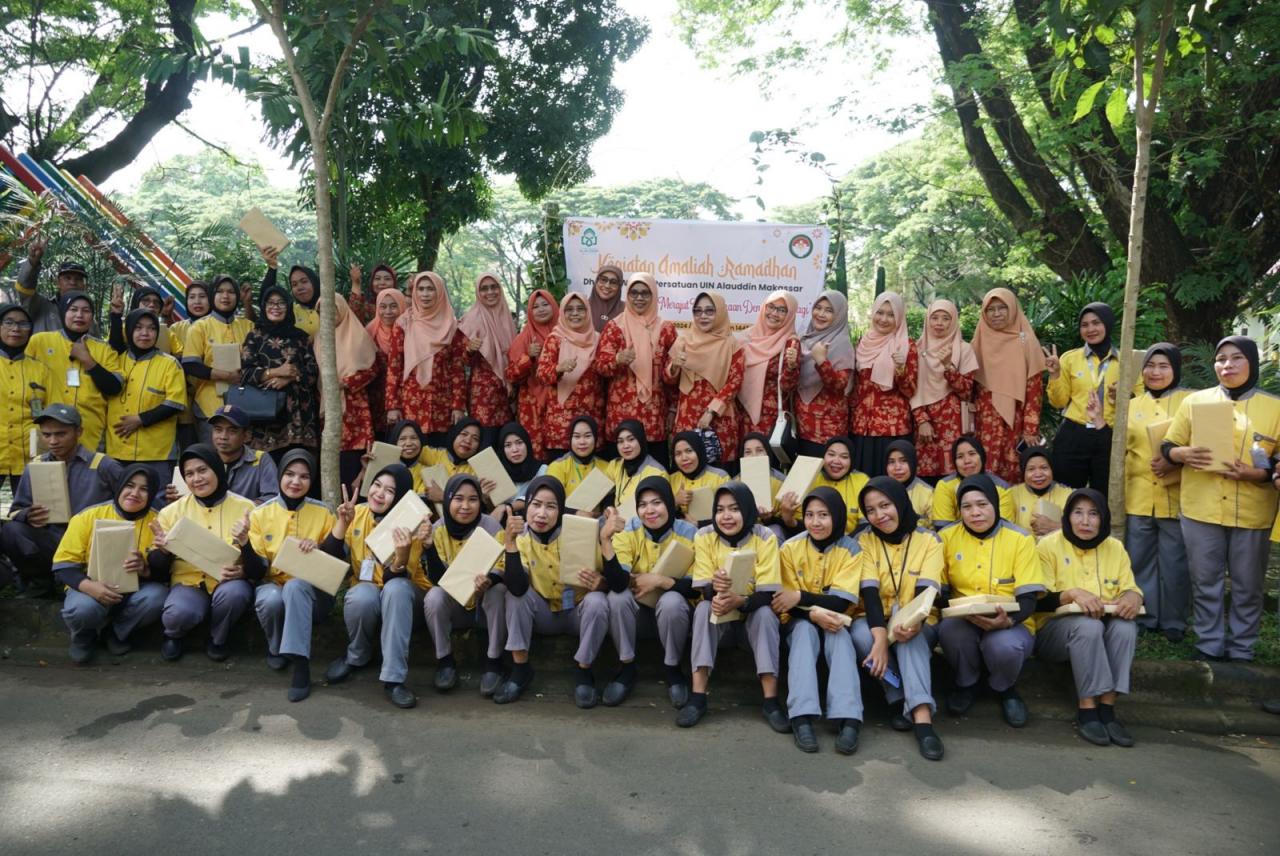 Gambar Berbagi Berkah Ramadhan, Darmawanita UIN Alauddin Bagi 170 Bingkisan ke CS dan Security