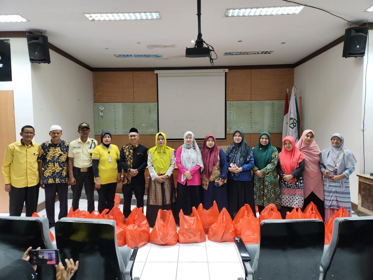 Gambar Berbagi Kebahagiaan di Bulan Ramadhan, FKIK Salurkan Puluhan Paket Sembako.