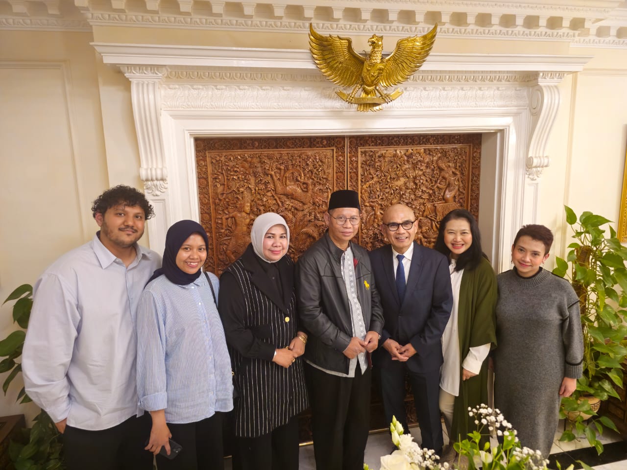 Gambar Bersama Keluarga, Kabiro AAKK Hadiri Undangan Dinner Bersama Dubes RI untuk Britania Raya
