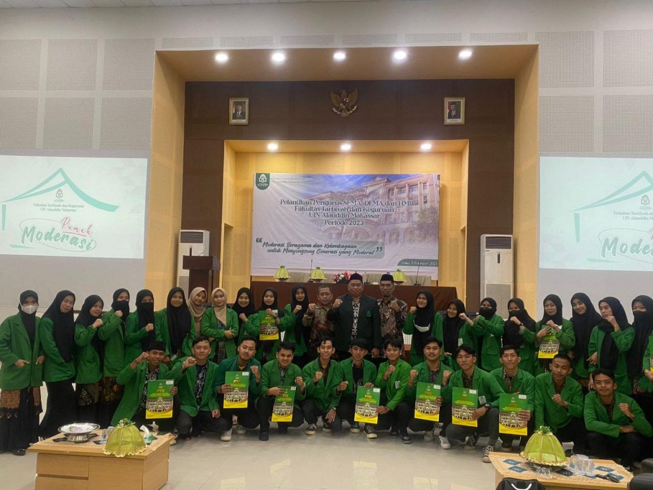 Gambar Bertajuk Moderasi Kelembagaan, Dekan FTK UIN Alauddin Lantik Pengurus Ormawa Periode 2023