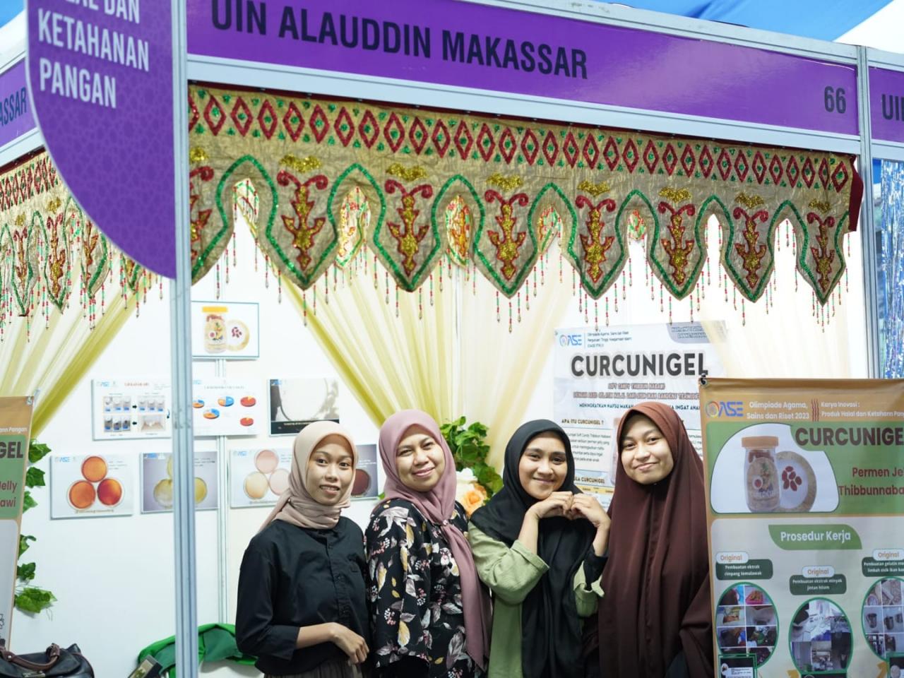 Gambar Cabang Lomba Karya Inovasi Kontingen UIN Makassar Tata Stand Pameran OASE dengan Antusias