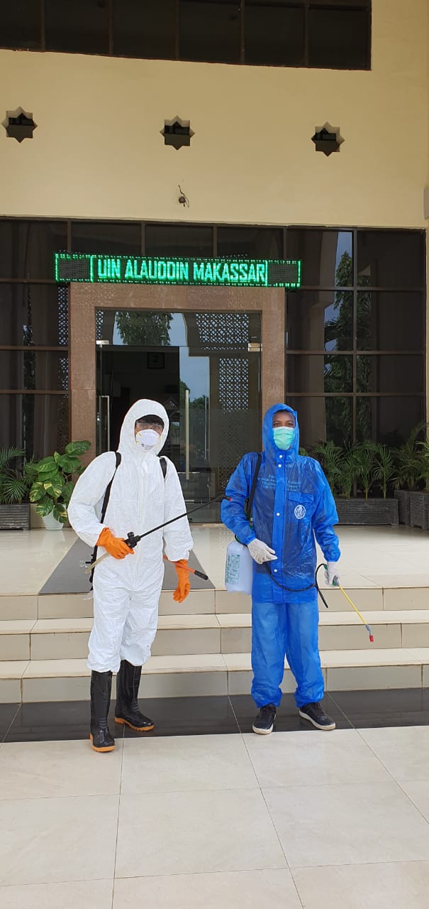 Gambar Cegah Covid-19, Satgas Bentukan UIN Alauddin Semprotkan Desinfektan