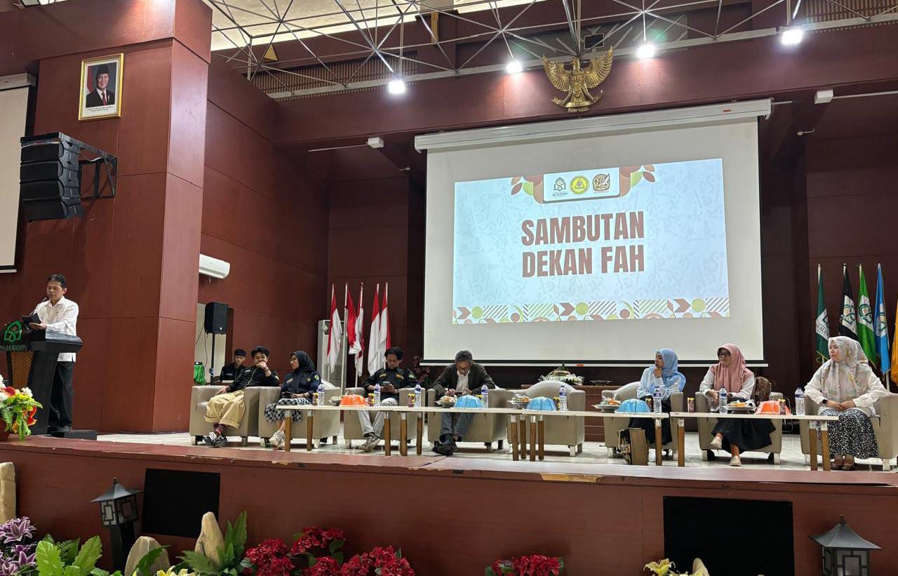 Gambar Dekan FAH Resmi Membuka Seminar Linguistik dan Peringati HUT ke-26 BSI