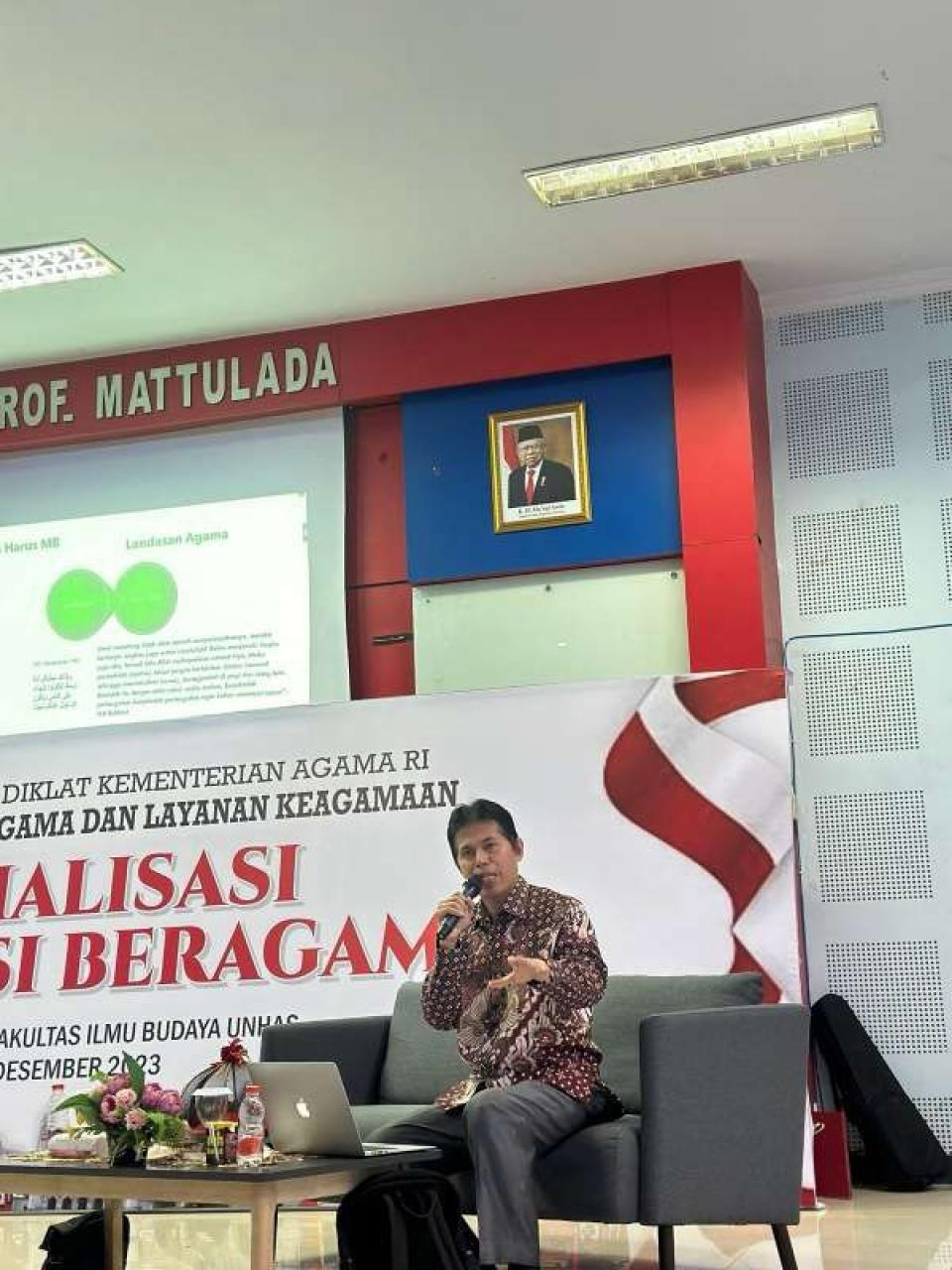 Gambar Dekan FAH UIN Alauddin Jadi Narasumber Sosialisasi Moderasi Beragama di Unhas