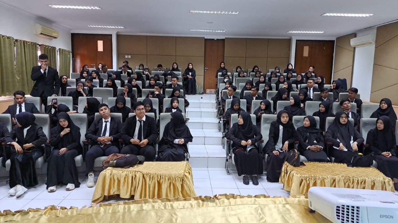 Gambar Dekan FAH Yudisium 97 Mahasiswa, Harap Mereka Jadi Lulusan Aktif di Masyarakat