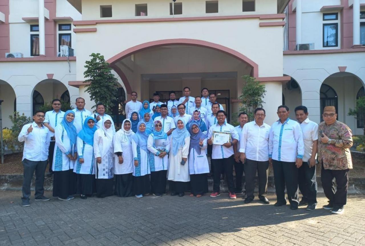 Gambar Dekan FUF Beri Penghargaan Tendik Berkinerja Terbaik Bulan September