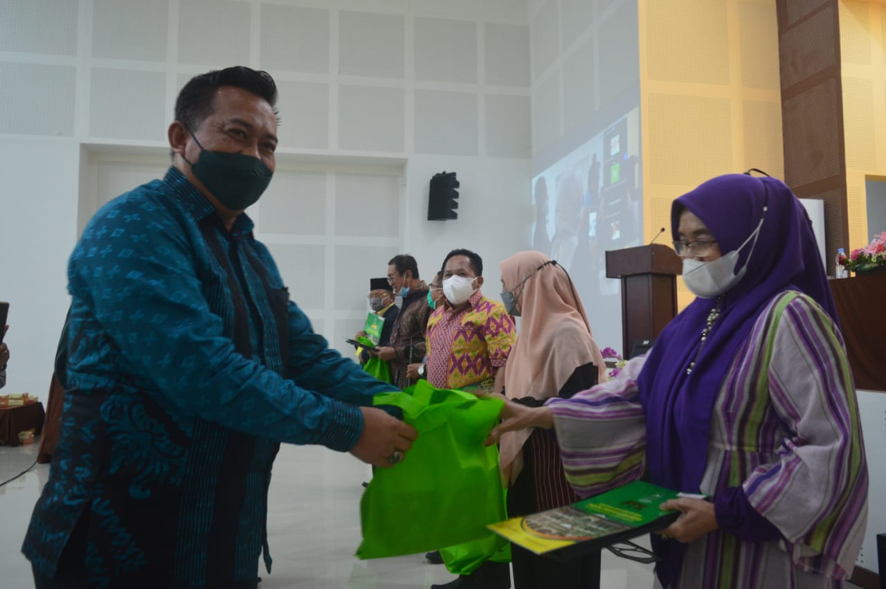 Gambar Delapan Dosen FTK UIN Alauddin Terima Penghargaan dari Dekan