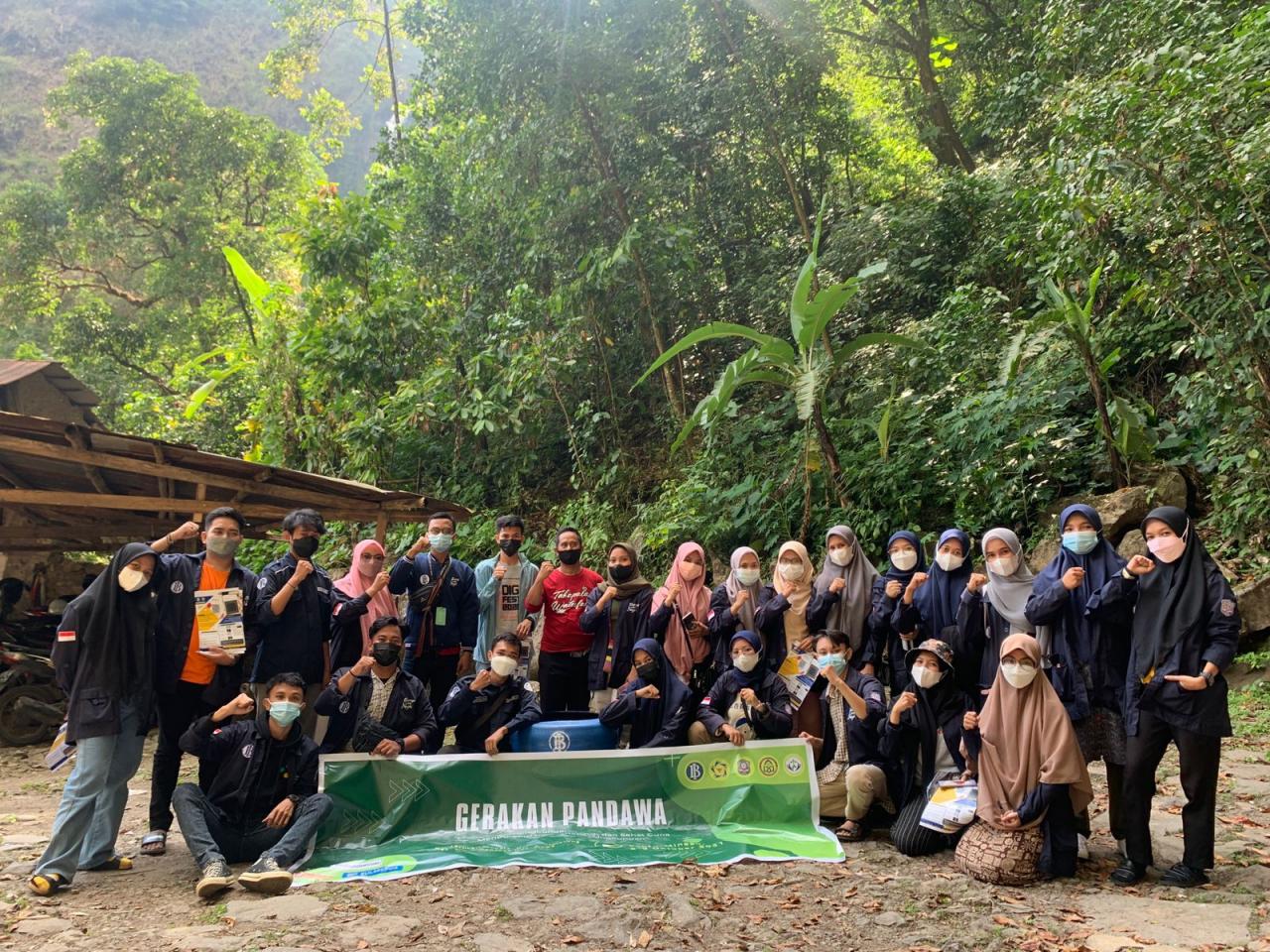 Gambar Deputi Lingkungan Hidup GenBI UIN Alauddin Aksi Bersih Bersih di Air Terjun Takapala Malino
