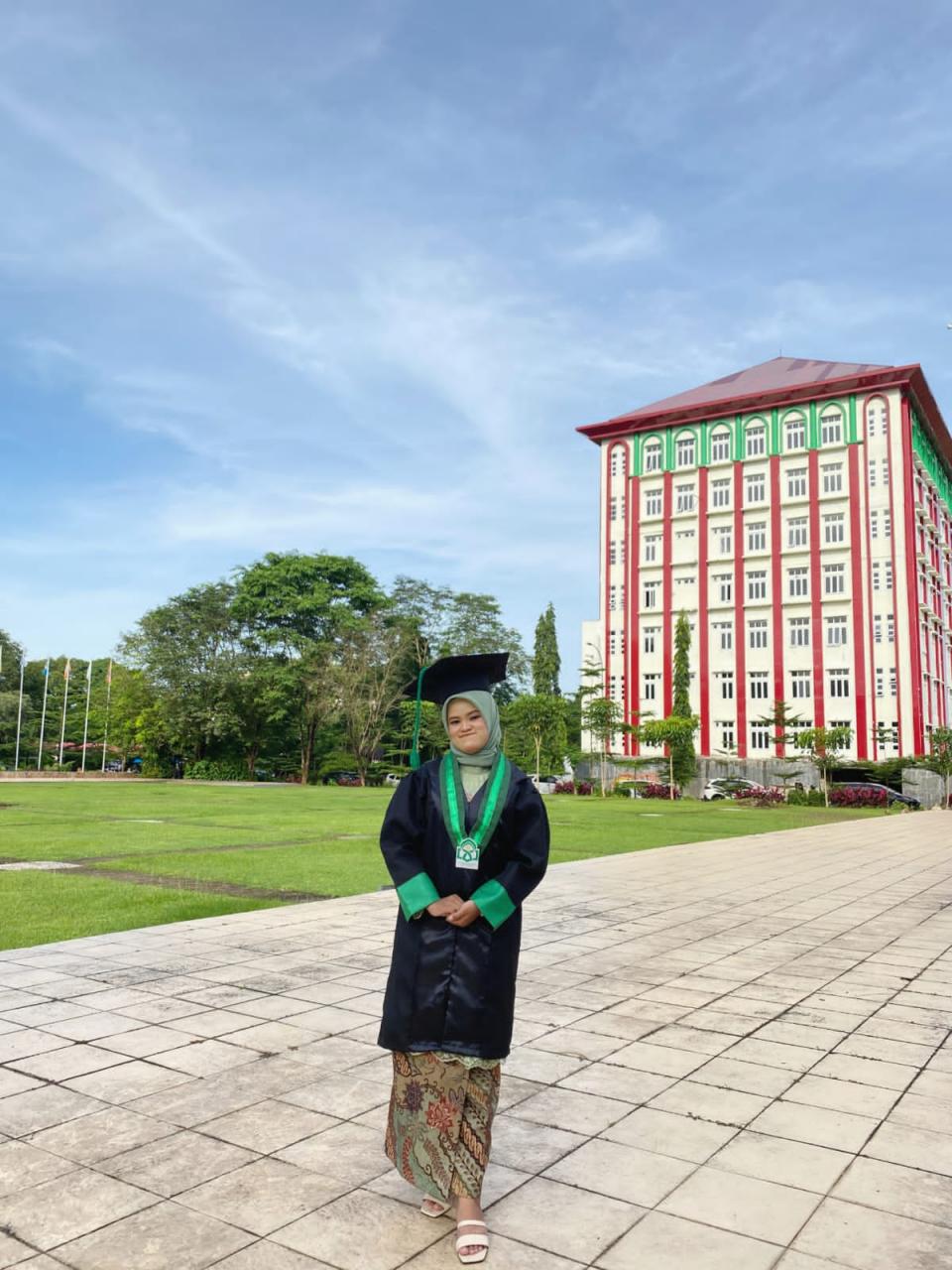 Gambar Dewi Kusuma Ningrum Jadi Lulusan Terbaik PBI pada Wisuda UIN Alauddin Angkatan 95