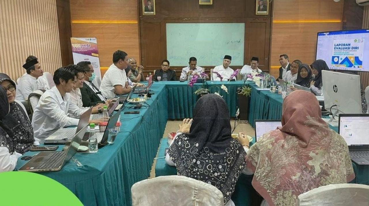 Gambar Didampingi Ketua LPM, WR l Monitoring Proses Re-akreditasi 5 Prodi di FTK