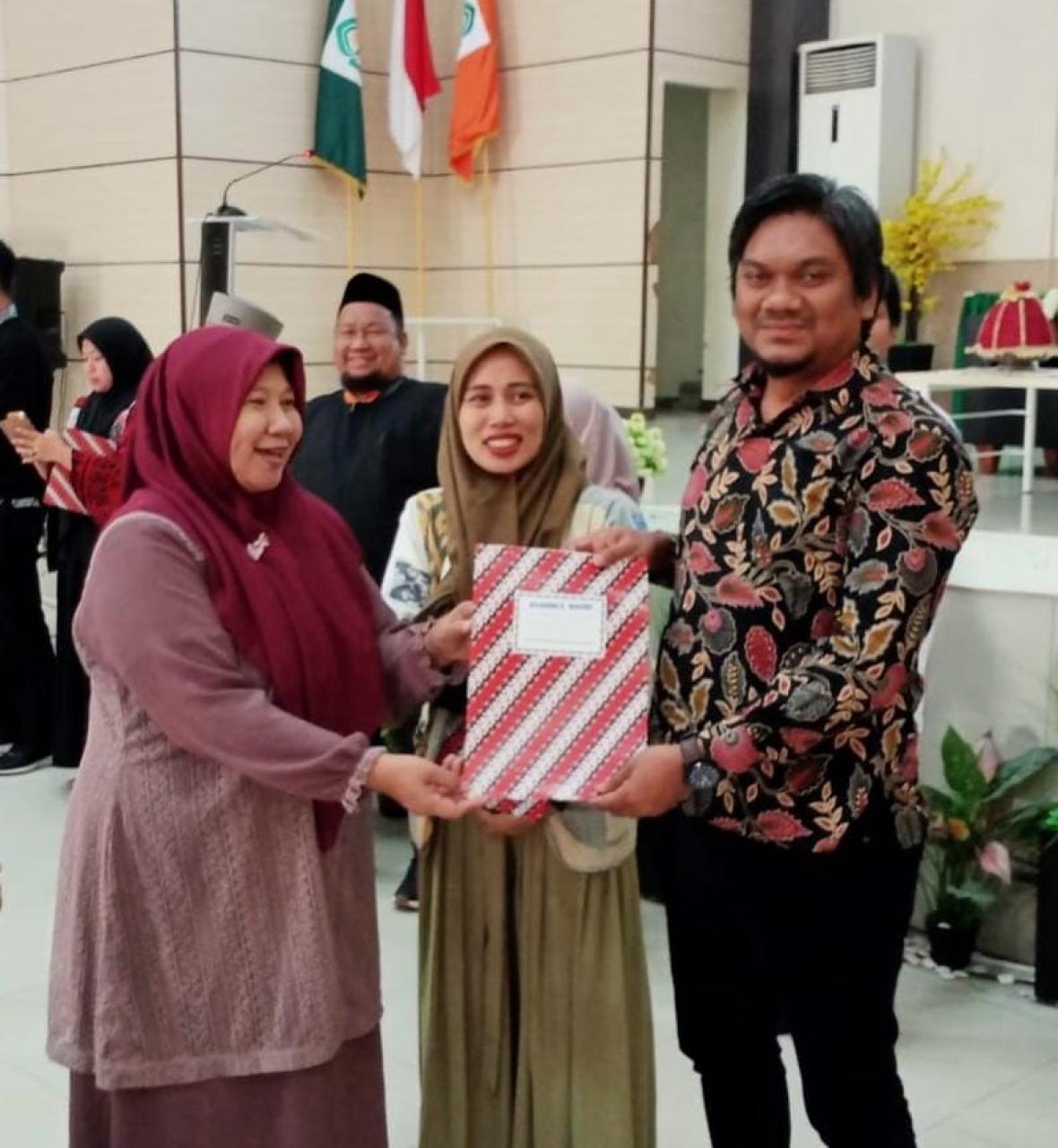 Gambar Dosen FKIK Terima Sertifikat Sertifikasi Dosen