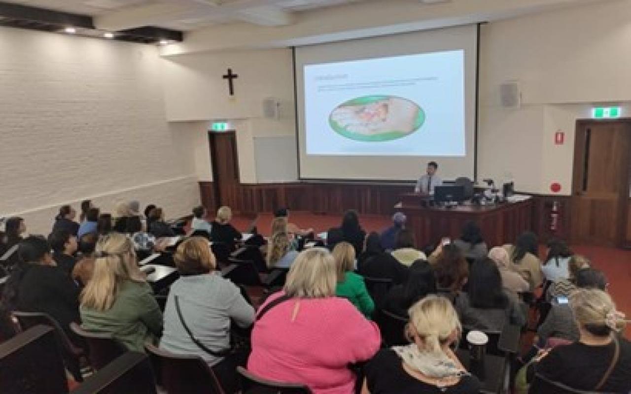 Gambar Dosen Keperawatan UIN Alauddin Presentasi Oral pada Pertemuan Ilmiah Tingkat Dunia di Australia