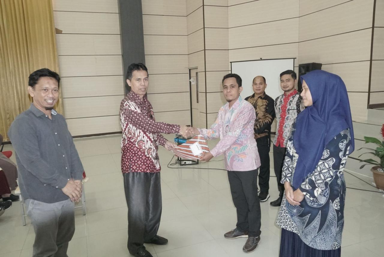 Gambar Dr Khairuddin dan Dr Lidya Megawati, Dosen FAH UIN Alauddin Makassar Terima Sertifikat Serdos