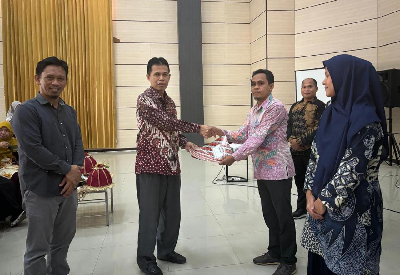 Gambar Dua Dosen FAH UIN Makassar Terima Sertifikat Sertifikasi Dosen