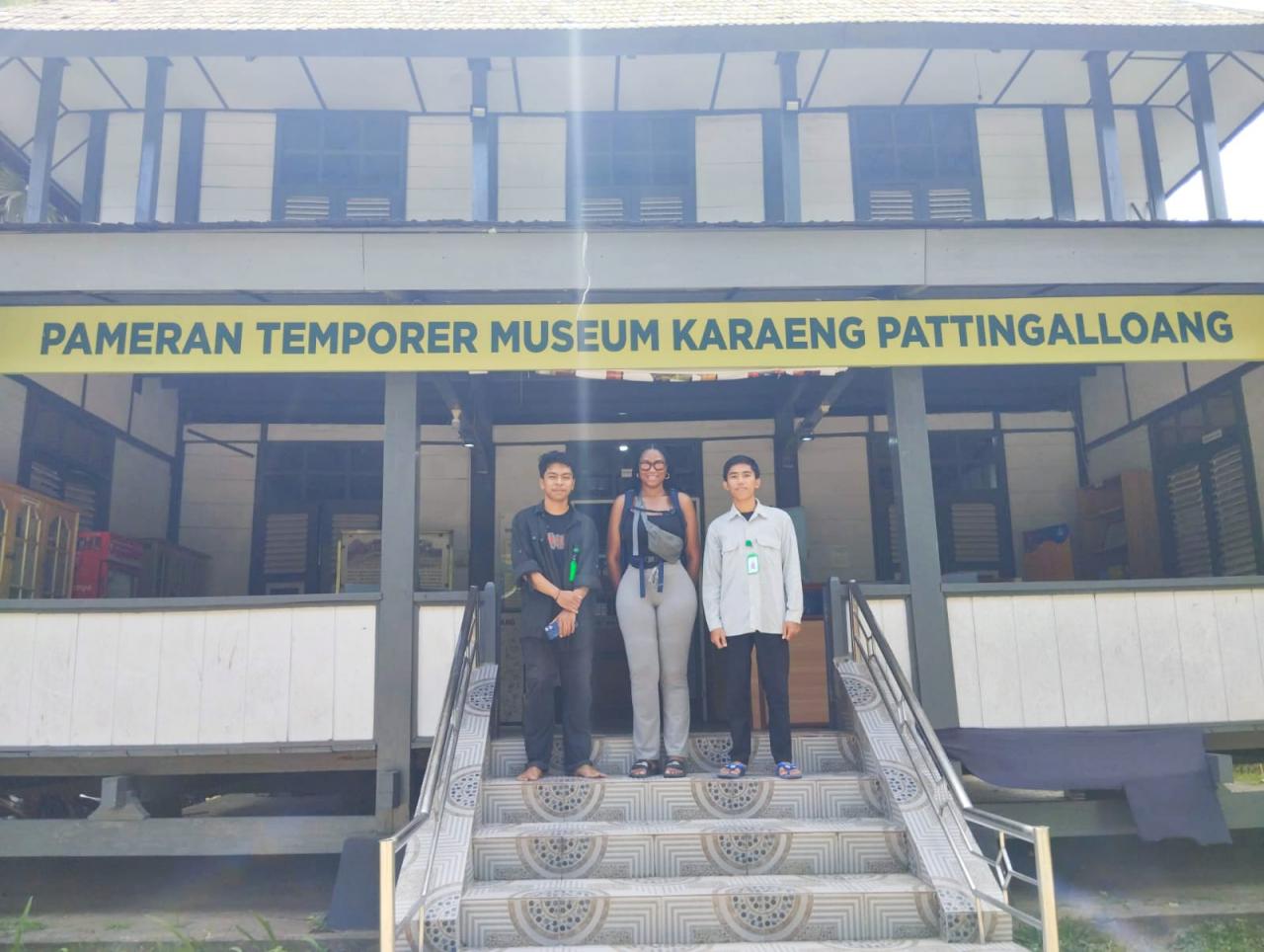 Gambar Dua Mahasiswa Magang MBKM SPI UIN Alauddin Jadi Pemandu Tamu Prancis di Museum Karaeng Pattingalloan