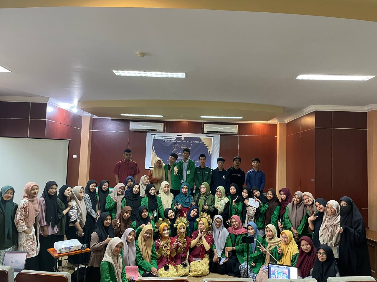 Gambar Empat Narasumber dari Universitas Berbeda Isi Seminar Nasional Prodi PBI UIN Alauddin
